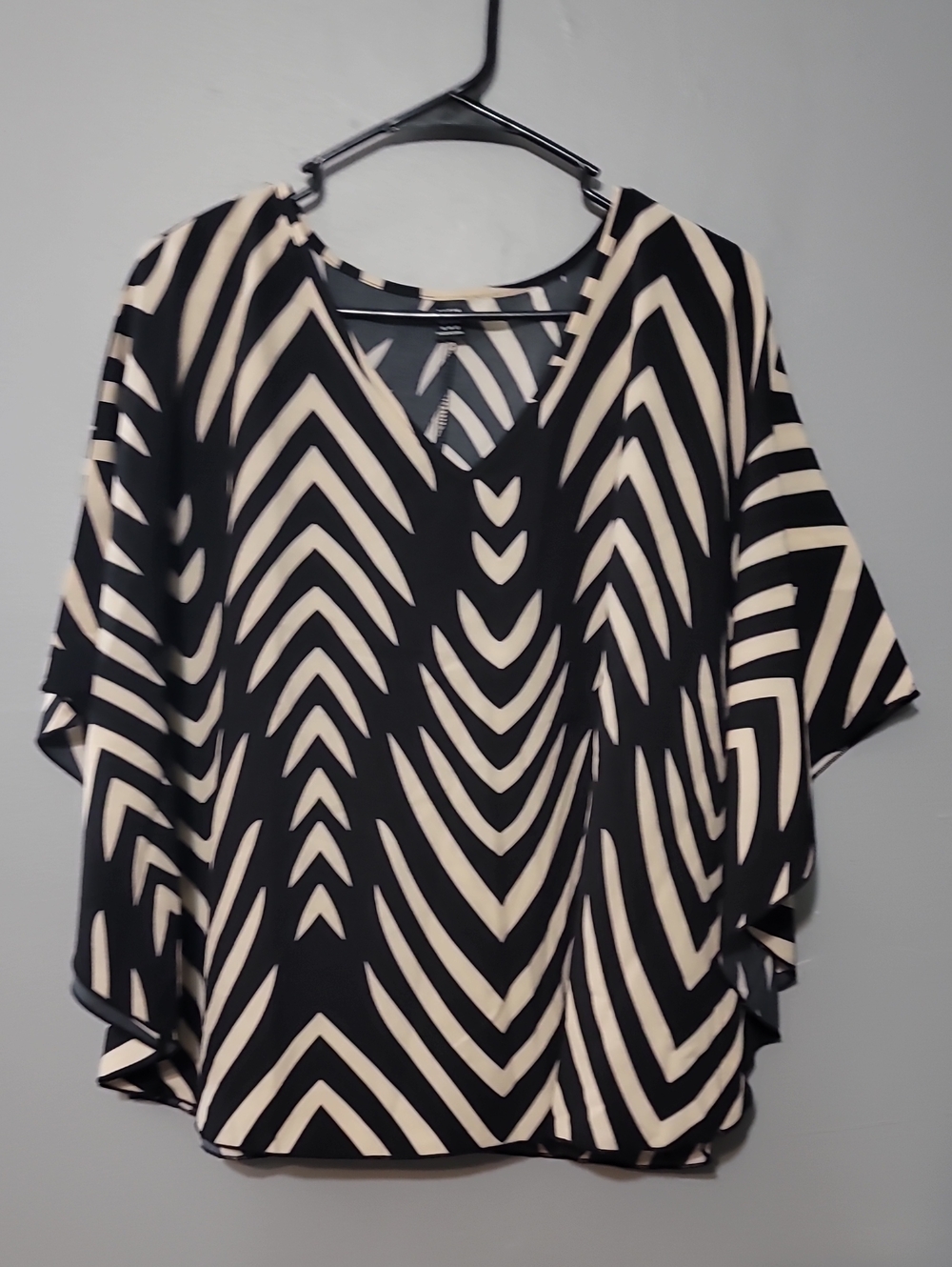 SHEIN Black and Cream Chevron Flutter Sleeve Tunic